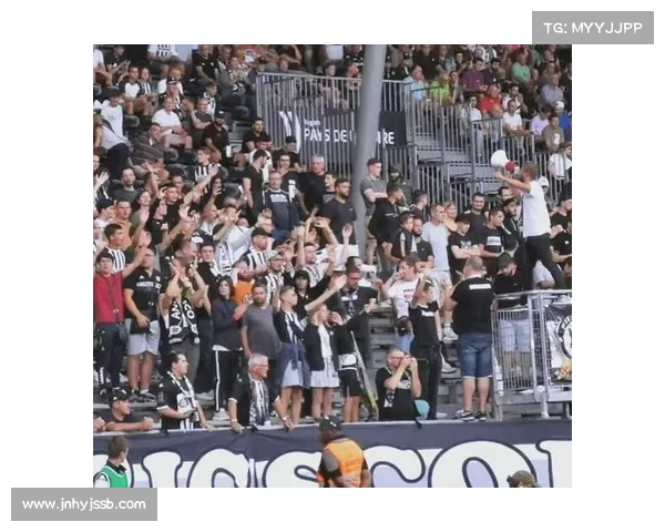 法甲球迷文化的多元魅力与独特表现:从激情到个性化的球迷群体塑造 法甲球迷文化的多元魅力与独特表现:从激情到个性化的球迷群体塑造